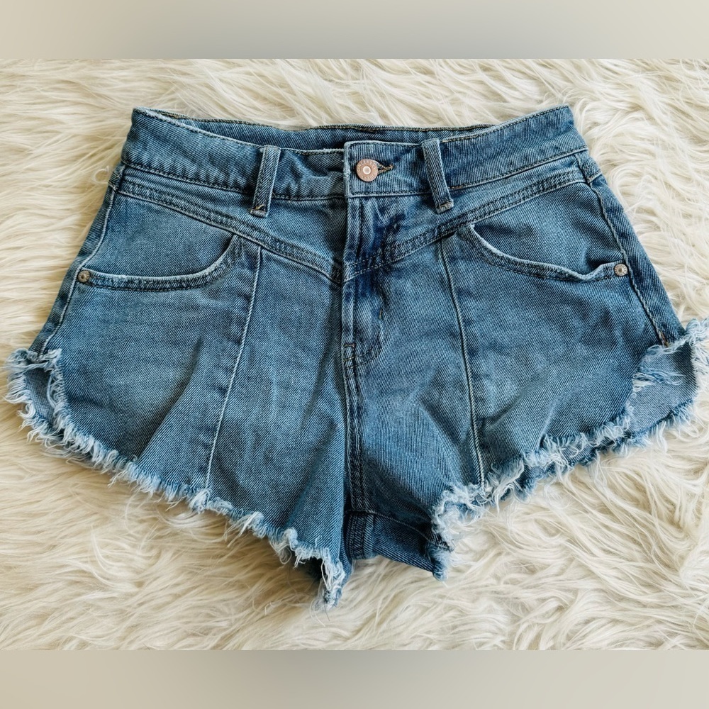 Women’s Sincerely Jules Raw Hem Distressed Denim Shorts‎ Size 3/26